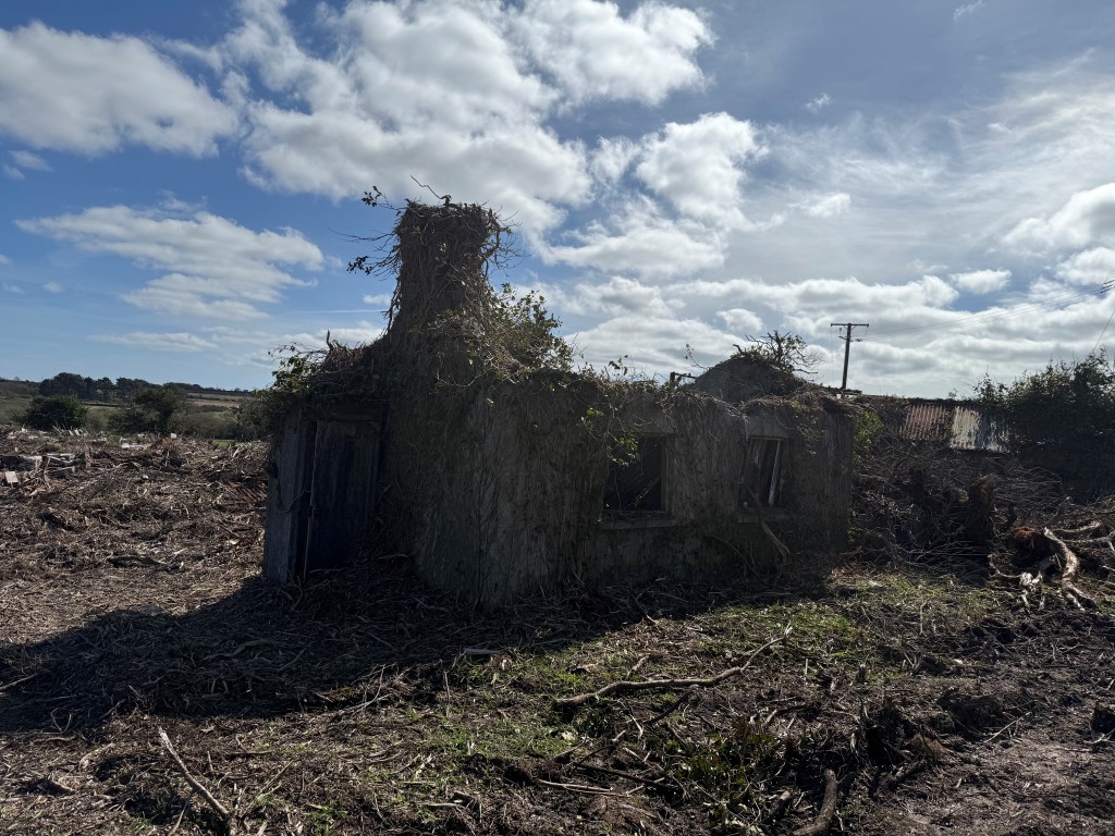 Lot: 35 - FORMER QUARRY WITH DILAPIDATED BUILDINGS ON SITE - Dilapidated building